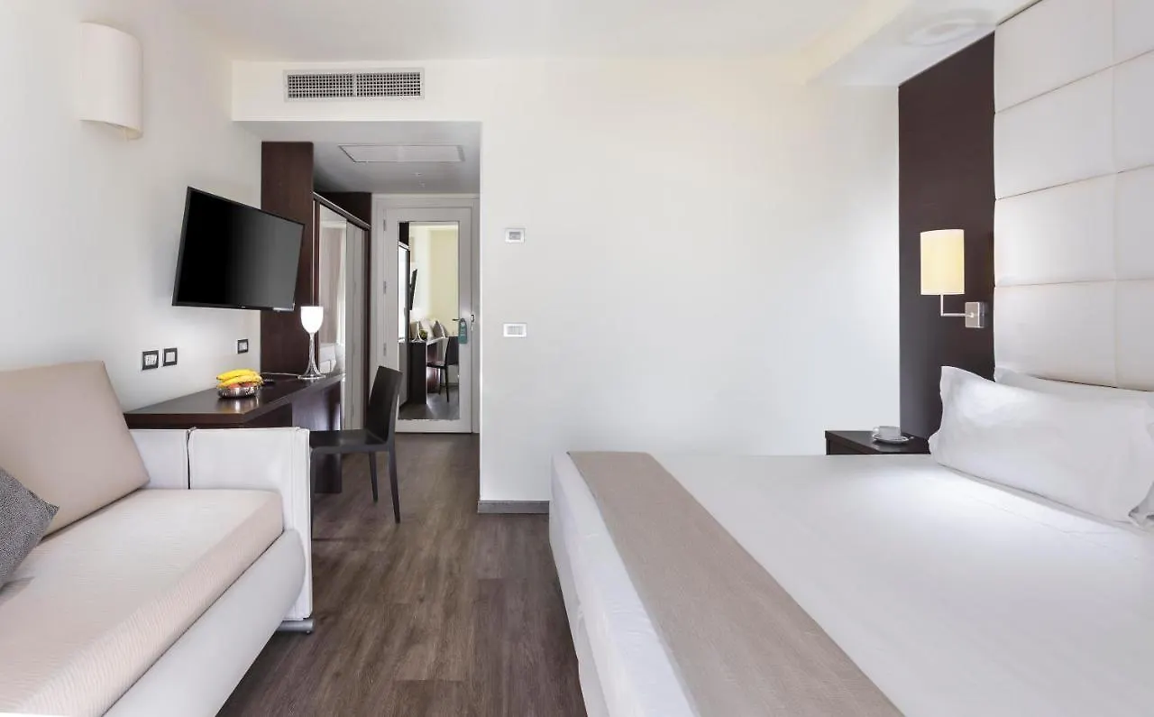 Hotel Kursaal - Fronte Mare Con Piscina Риччоне