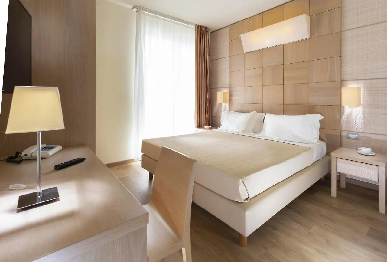 Hotel Kursaal - Fronte Mare Con Piscina Риччоне