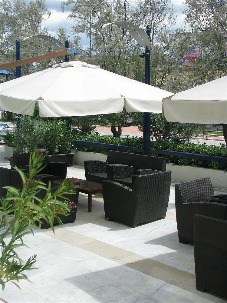 Hotel Kursaal - Fronte Mare Con Piscina Риччоне