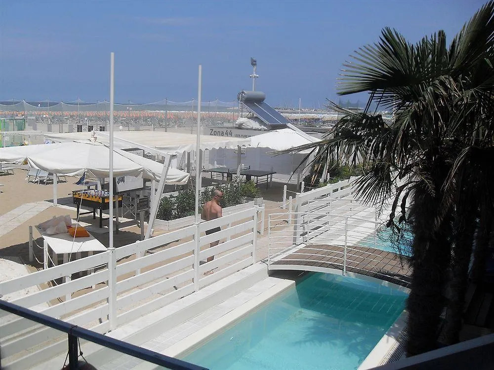 Hotel Kursaal - Fronte Mare Con Piscina Риччоне