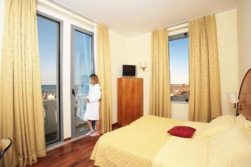 Hotel Kursaal - Fronte Mare Con Piscina Риччоне 3*,  Италия