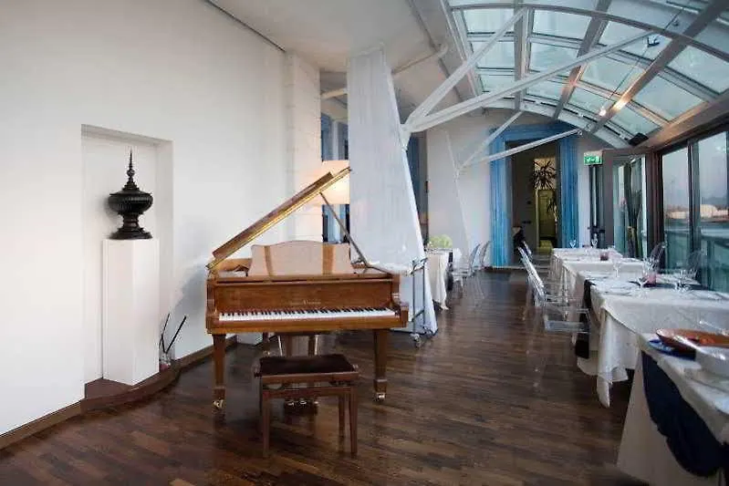 Hotel Kursaal - Fronte Mare Con Piscina Риччоне